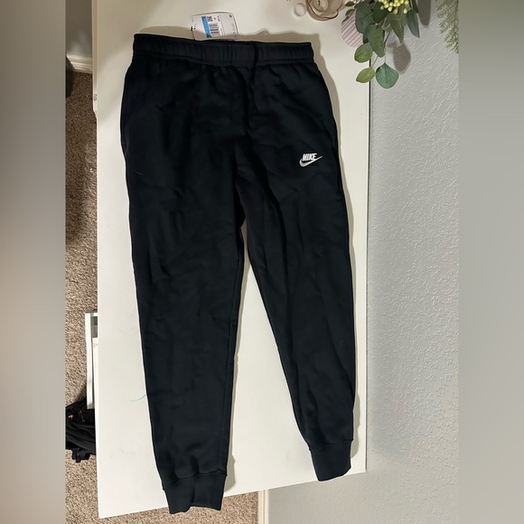 Nike Standard Fit Taper Leg Regular Length sweatpants - Picture 4 of 5